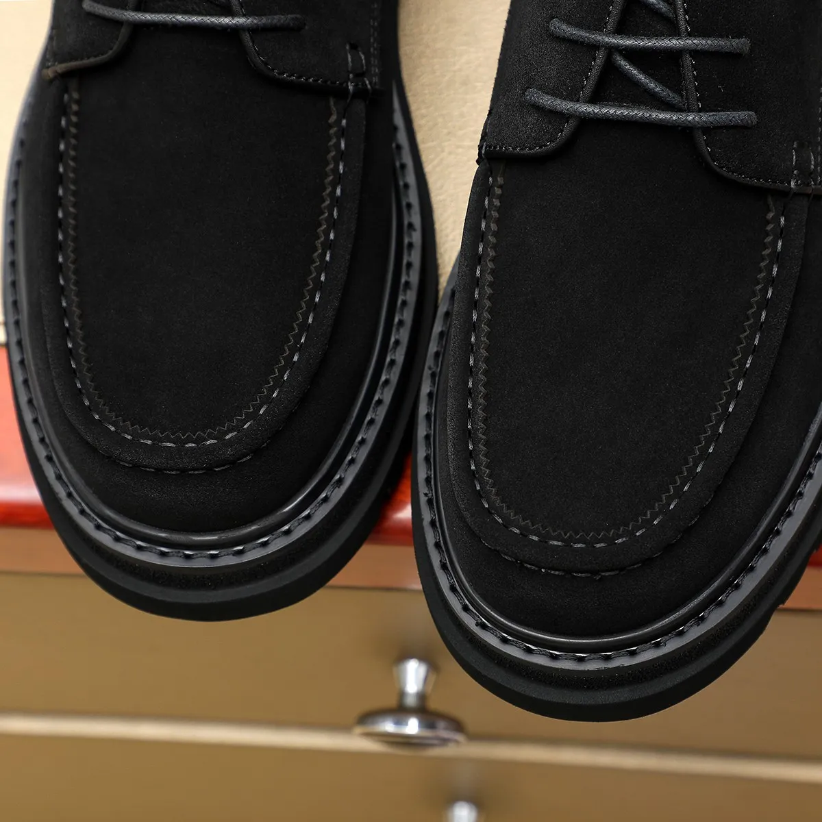 Men's shoes 💰660 💰 Louis Vuitton LV ® Autumn and Winter 🆕 models 🔛Full shoe counter First layer cowhide, 🐂Leather lined casual shoes for men, super soft outsole, essential for driving. Counter synchronization Original first layer cowhide Completely 1:1 mold customization 🌹Top version, 2 colors available! Number: 38-45 (37.46. Customized)